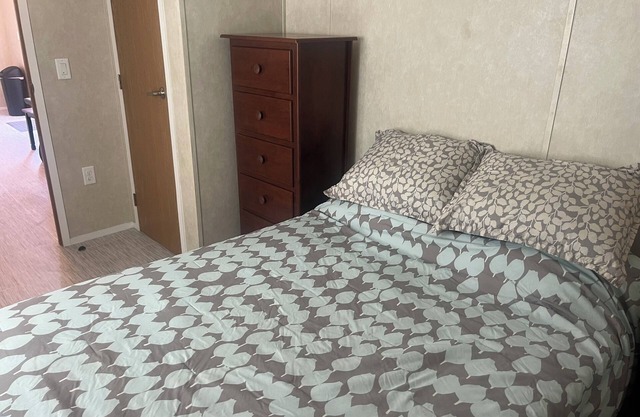 Charming 1-bedroom tiny house in awesome Chester with WiFi, central AC and Heat.