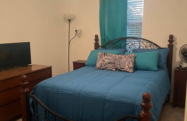 Charming 1 bedroom townhome with AC, free-parking, and WiFi in beautiful Miramar
