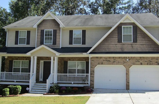 Charming 1-bedroom space with living room WiFi and AC in a shared space.