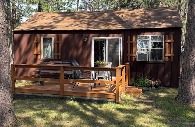 Charming 1-bedroom cabin in wonderful Park Rapids with AC & WIFI. includes Dock.