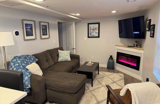 Charming 1 bedroom Wash Park guest suite w/fireplace