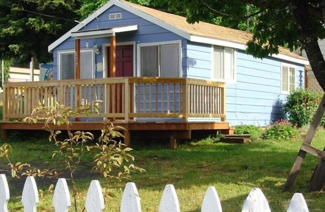 Charming 1 BR Cottage in WHite Salmon with Mount Hood View