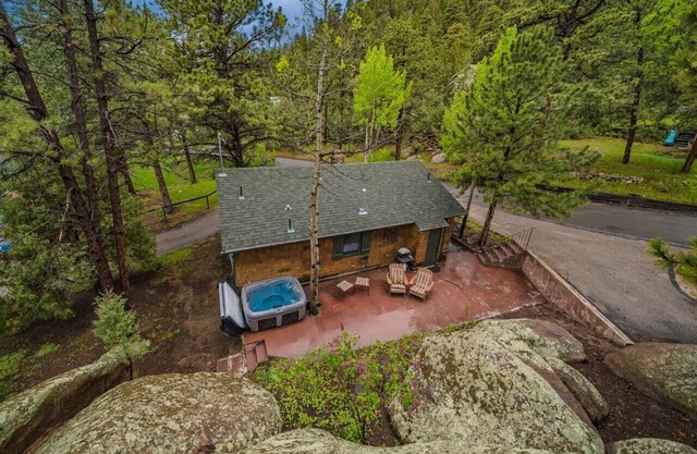 Charming 100 year old cabin w/hot tub & fireplace
