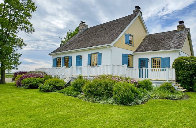 Charming 1775 Ancestral Home, Pool House, Spa and Modern Comfort