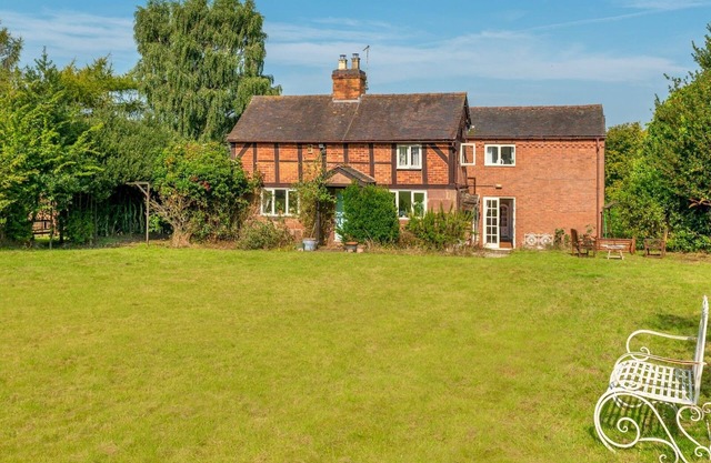 Charming 17th Cent Secluded Country Cottage+Garden Pass the Keys