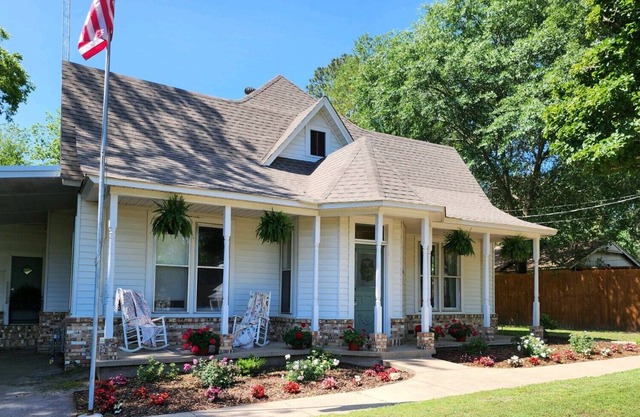 Charming 1885 Farmhouse-quiet street-1 minute to downtown and farmer's market!