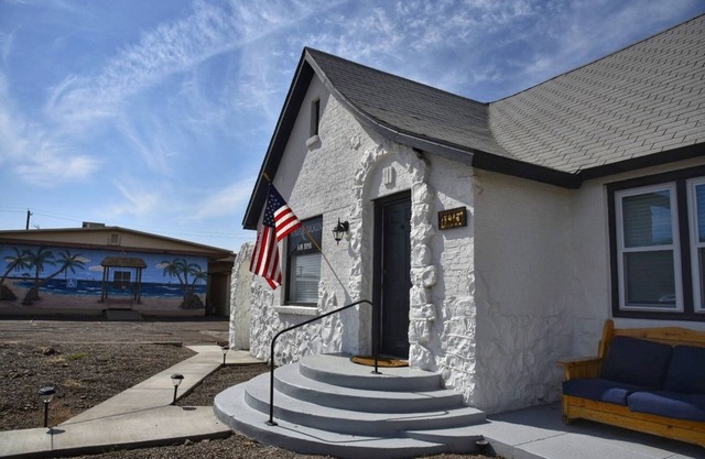 Charming 1920 Tudor-style house, great location!