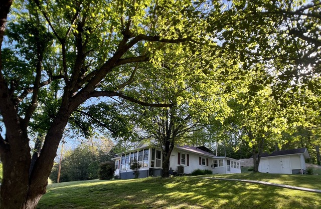 Charming 1929 Farmhouse - 10 minutes from downtown Asheville