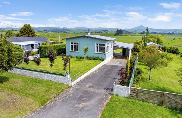 Charming 1960s Kiwi bach in peaceful Karitane, just 5 mins to beach & harbour.