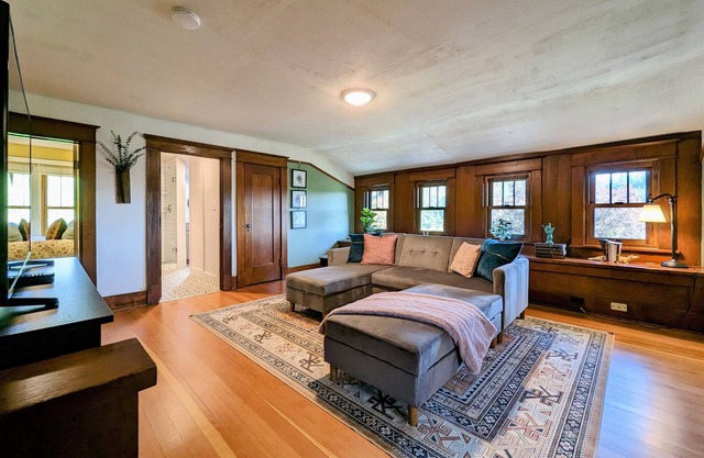 Charming 19th century craftsman designed for mid-sized groups