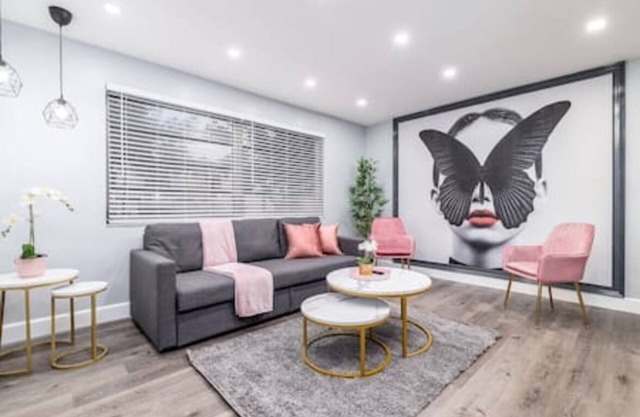 Charming 1BR Apt in Downtown Hollywood w/Amenities