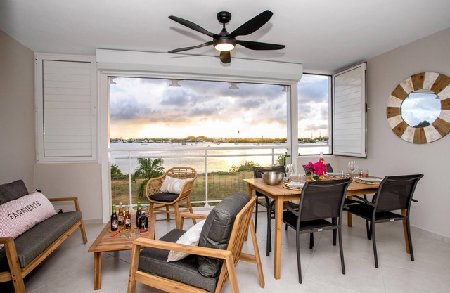 Charming 1BR apt lagoon & sunset view 4p