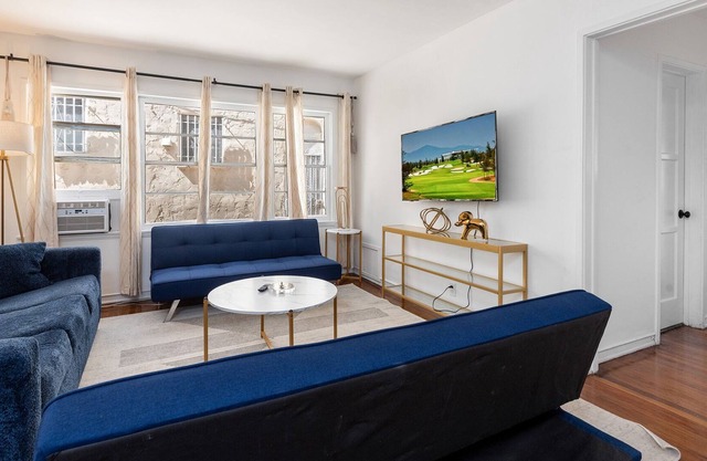 Charming 1BR Getaway with Hot Tub