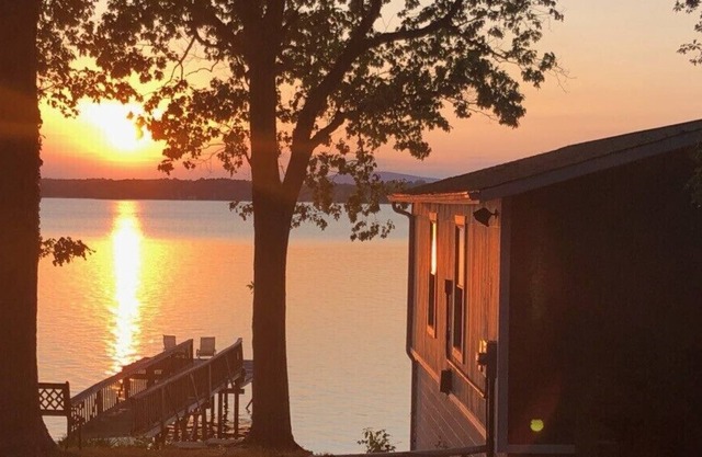 Charming 1BR Lakehouse w/ Sunset View, Beach & Pier on Lake Norman (Mooresville)