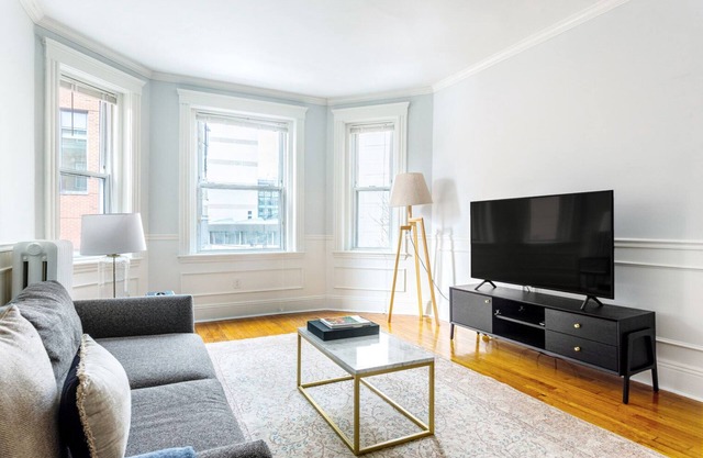 Charming 1BR Steps from Longwood Medical Center, the T, Multiple Schools