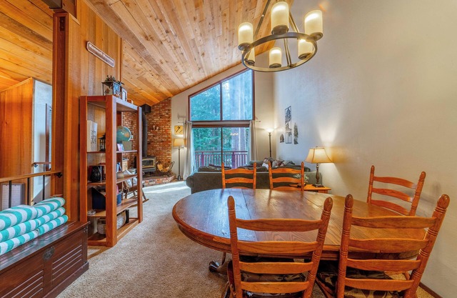 Charming 2/2 Tucked in the Trees; Hottub & Parking