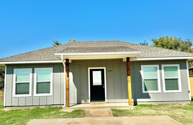 Charming 2 Bed/2 Bath house, fenced backyard, Pets OK!