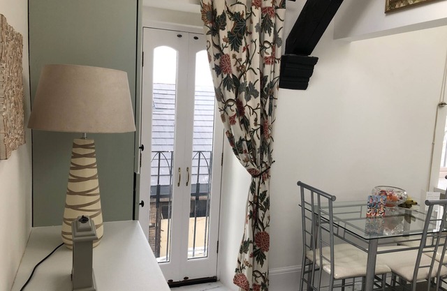 Charming 2-Bed Apartment in Waterloo, Liverpool