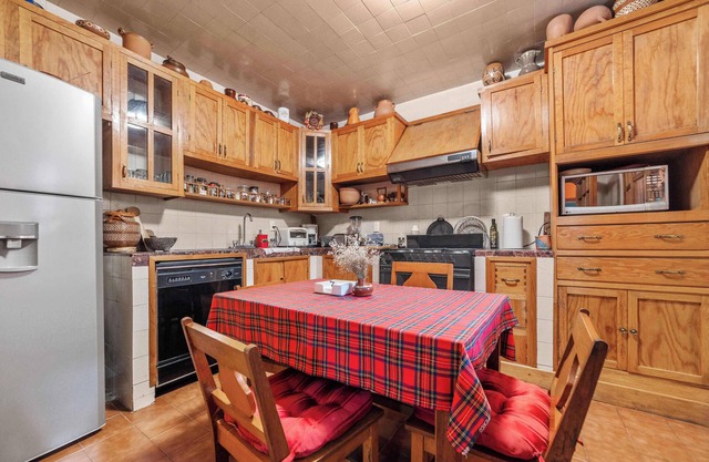 Charming 2-Bedroom Retreat | Lomas de Bezares, 2 Bedrooms