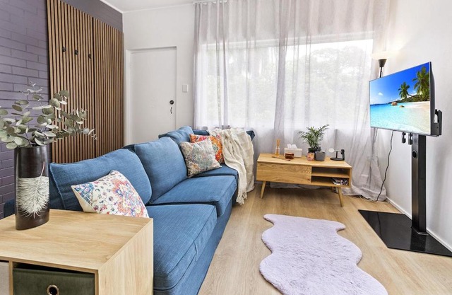 Charming 2-Bed Near River & City