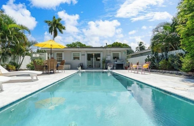 Charming 2-bedrm house with amazing pool, WiFi, AC in delightful Fort Lauderdale