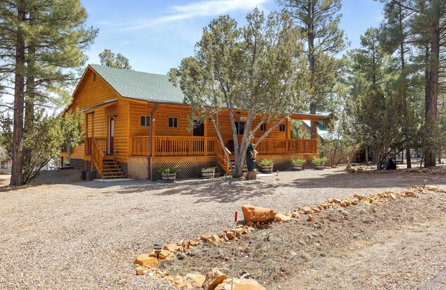 Charming 2-bedroom Cabin with WiFi, Wood Stove and AC in serene Heber-Overgaard!