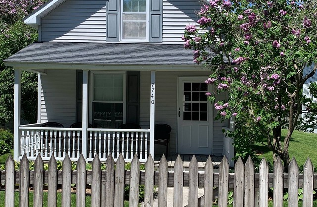 Charming 2-bedroom cottage in lovely Mackinac Island with WiFi