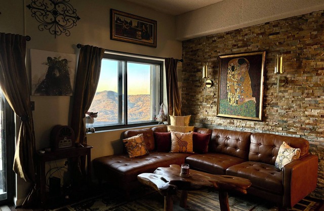Charming 2-Bedroom Condo at the Breathtaking Sugar Top Mountain Resort