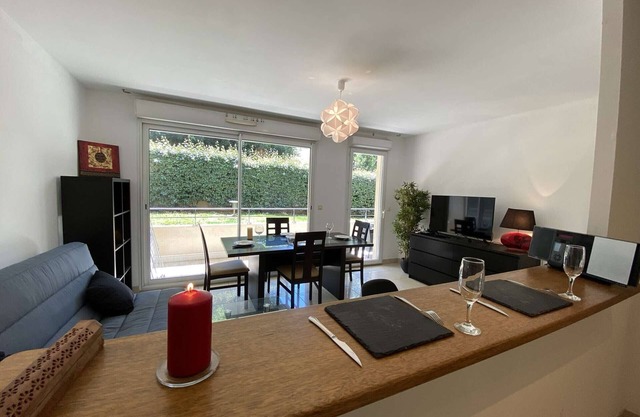 Charming 2-Bedroom Apt, 10min Walk to Beach, Terrace & Private Garage in Juan-les-Pins