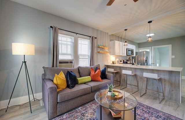 Charming 2-bedroom house near lake and airport