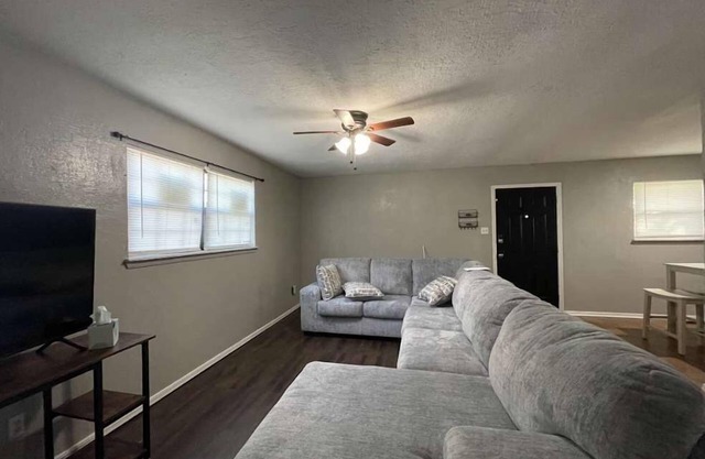 Charming 2-Bedroom, 1-Bath Home Close to Downtown