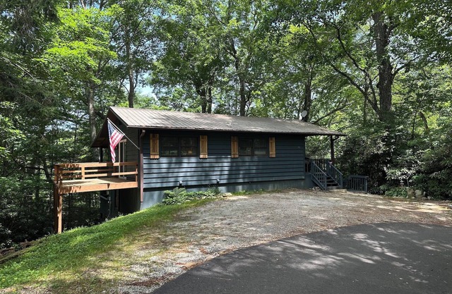 Charming 2-bedroom 2-bath cottage near town in Highlands