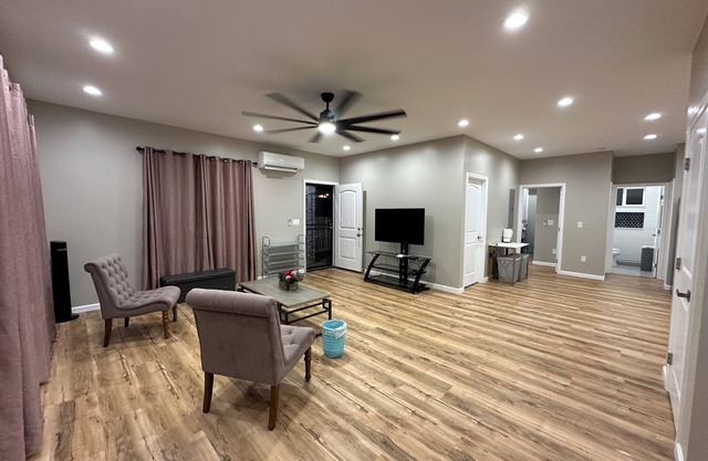 Charming 2-bedroom 2 bath in Pearl City with AC, minimum 30 continues day stay