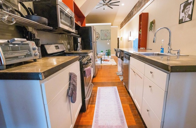 Charming 2-bedroom apartment with AC, WiFi near the heart of Pittsburgh