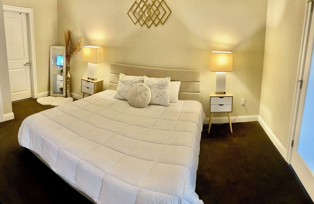Charming 2-Bedroom Apartment in Downtown Pittsburgh Amazing Views/Gym/Parking