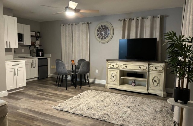 Charming 2-bedroom and 1-bathroom house with WiFi, AC in delightful Titusville