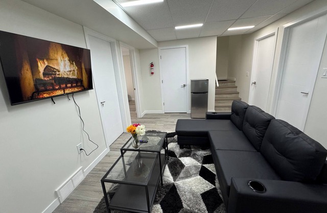 Charming 2-bedroom apartment in wonderful Devonshire area of Winnipeg with WiFi
