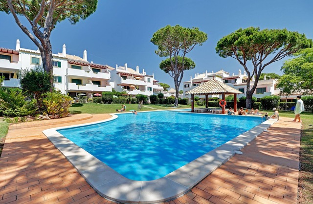 Charming 2 bedroom apartment with quiet pool