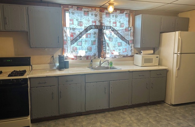 Charming 2-bedroom apartment in Cambridge with AC near Harvard Tufts porter sq
