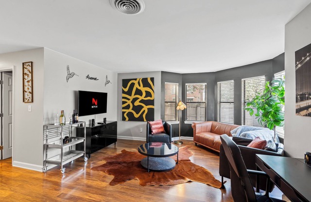 Charming 2-bedroom apartment with free parking & patio In uptown Charlotte