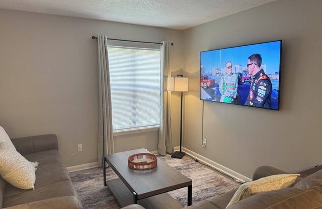 Charming 2-bedroom apartment with WiFi, AC in fabulous Daleville