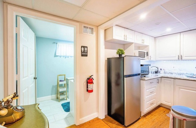 Charming 2-bedroom apartment with WiFi, AC in marvelous Hollywood