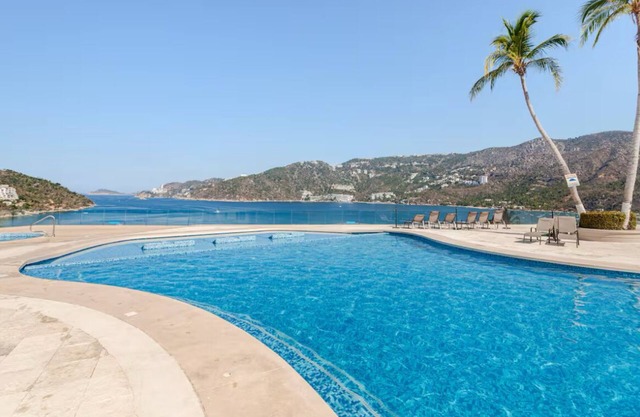 Charming 2-bedroom apartment in gorgeous Acapulco with AC, WiFi, Ocean View