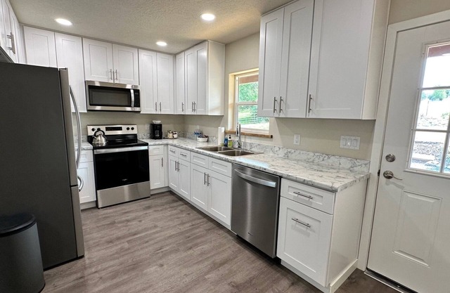 Charming 2-bedroom apartment with WiFi, AC in amazing Dayville