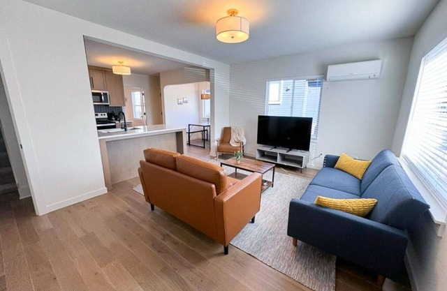 Charming 2-bedroom apartment with WiFi, AC in fabulous Portland