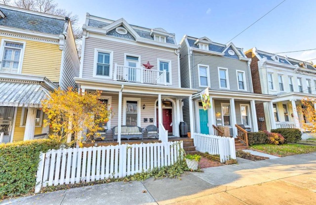 Charming 2-bedroom apartment in marvelous Richmond with AC, WiFi