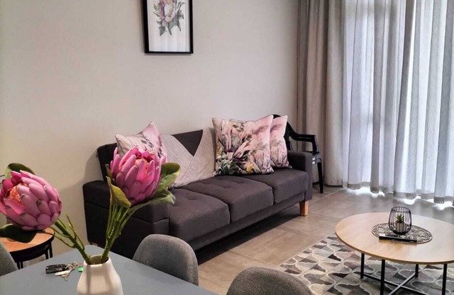 Charming 2-bedroom apartment with an ocean view in lovely Gqeberha Summerstrand