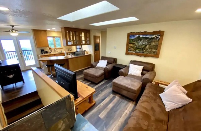Charming 2-bedroom apartment with AC in Rainier