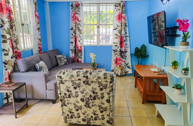 Charming 2-bedroom Apartment with WiFi and AC in Upper, Bath Estate.