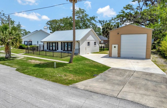 Charming 2-bedroom apartment in lovely DeBary with AC, WiFi